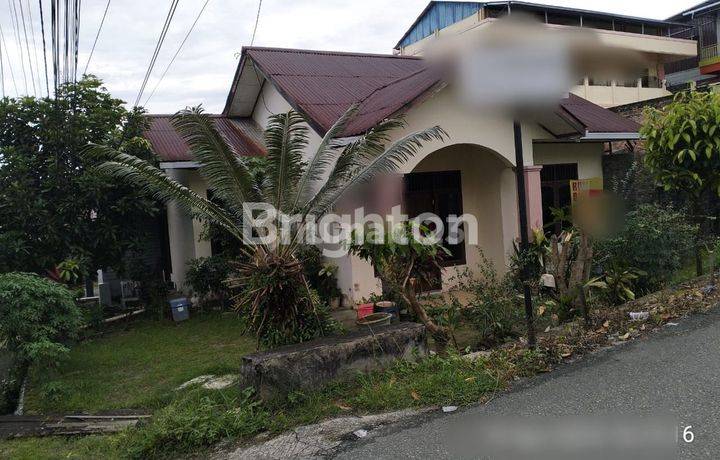 RUMAH POSISI HOOK TANAH LUAS DI BUMI RENGGANIS 