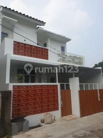 Rumah 2 Lantai Rapih Siap Huni Desain Minimalis Di Taman Jatisari Permai Rumah 2 Lantai Rapih Siap Huni Desain Minimalis Di Taman Jatisari Permai