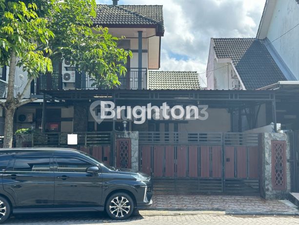 DIJUAL RUMAH 2 LANTAI TENGAH KOTA BERNUANSA MINIMALIS ELEGAN LOKASI DALAM PERUMAHAN WIKA AMAN NYAMAN HARGA NEGO