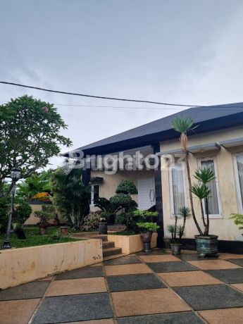DIJUAL RUMAH BESAR DAN MEWAH DENGAN KOLAM RENANG SEMIFURNISH LOKASI DALAM PERUMAHAN WIKA AMAN NYAMAN HARGA NEGO