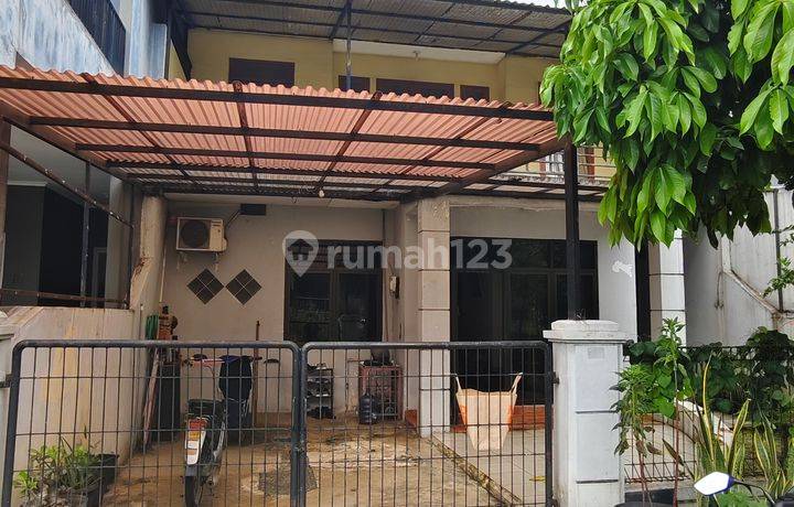 Rumah 2 Lantai di Victoria Park Residence 