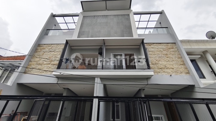 Rumah Baru 3 Lantai Semi Furnished di Kebon Jeruk Rumah Baru 3 Lantai Semi Furnished di Kebon Jeruk