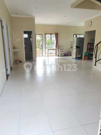 Rumah Hadap Timur di Villa Istana Bunga , Bandung Barat