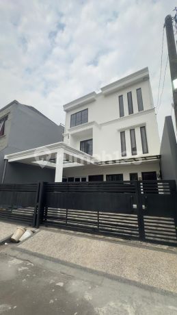 Rumah 3 Lantai Dengan Swimming Pool Di Pagedangan Bumi Puspiptek Asri Rumah 3 Lantai Dengan Swimming Pool Di Pagedangan Bumi Puspiptek Asri