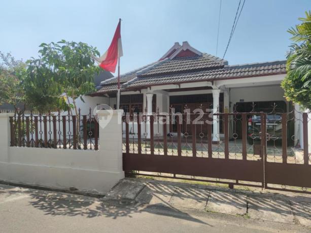 Rumah Dengan Halaman Luas di Komplek Benteng Garuda Kalibata Rumah Dengan Halaman Luas di Komplek Benteng Garuda Kalibata