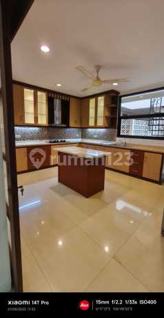 Hunian Klasik Menawan Ada Kolam Renang di Ampera Jakarta Selatan