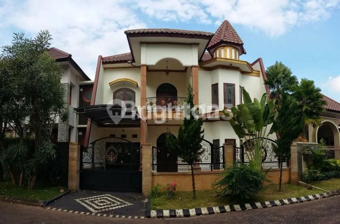 RUMAH MEGAH FULL FURNISHED 2 LANTAI di ISTANA DIENG