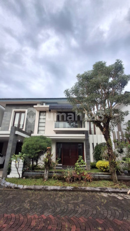 For Sale: Luxurious 2-Story House in the Elite Bale Hinggil Housing Estate, Spacious & Strategic Location, Sinduharjo, Ngaglik, Sleman