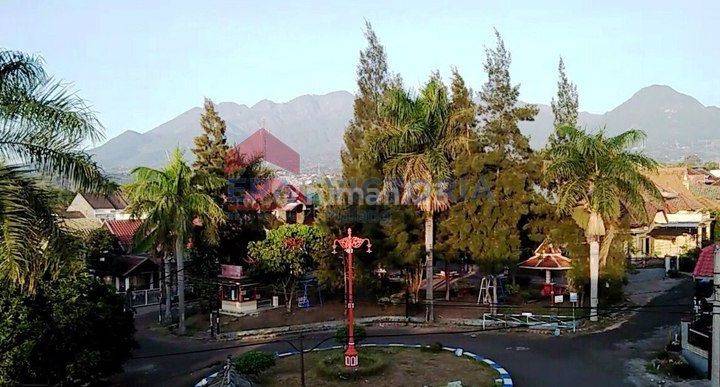 Rumah 2 lantai lokasi dalam perumahan Bumi Asri Sengkaling