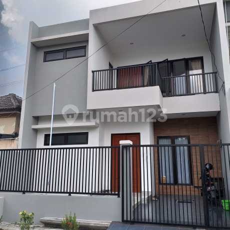 Gress 2 Lantai Rumah di Permata Safira, Surabaya Barat