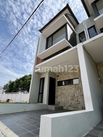 Rumah Ready Stock 2 Lantai Lokasi Strategis