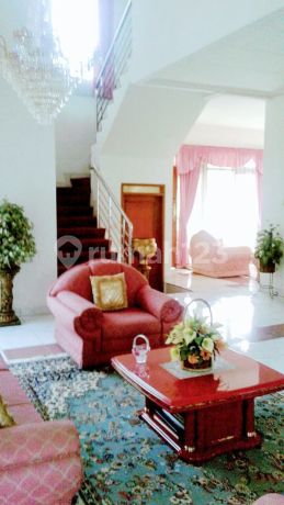 Rumah Dengan Taman Luas Siap Huni Di Graha Puspa