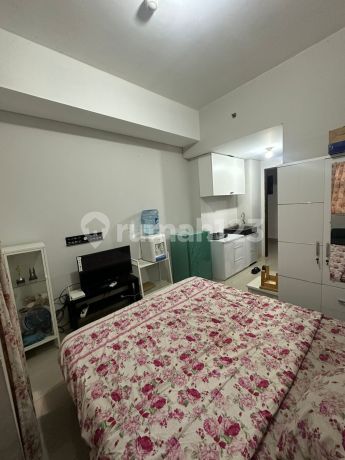 For Sale: Studio Type Apartment in Sapphire Tower, Fully Furnished, Move-In Ready, Directly Connected to Transpark Mall. Apartment Facilities: Swimming Pool, Basketball Court, Mall, Gym, Sauna, and Playground at Transpark Juanda, East Bekasi.