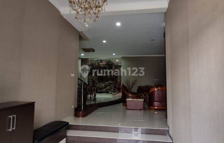 RUMAH SIAP HUNI DI FLORENCE PIK 2,5 LANTAI, FURNISHED