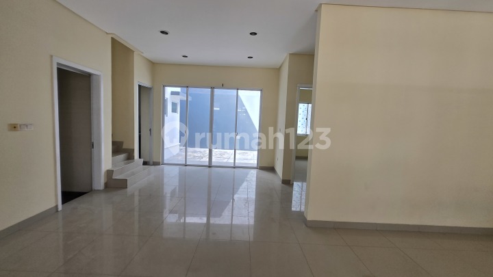 Rumah 2 Lantai di Green Lake City Uk. 10X18m², 180M², SHM