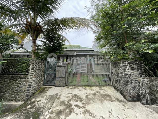 Asri 1-Story House with Spacious Yard in Jati Indah Complex Adjacent to South Jakarta Asri 1-Story House with Spacious Yard in Jati Indah Complex Adjacent to South Jakarta