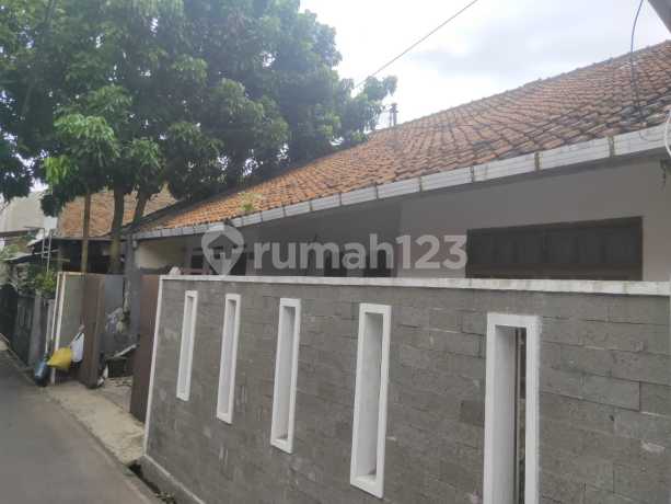 Sell a nice, ready-to-use simple house in downtown Bandung.