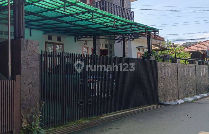 Dijual Rumah 2 Lantai Siap Huni. Terawat . Komplek Taman Cihanjuang. Cimahi. Dekat Cafe Kupu Kupu , Cibaligo Permai, Sariwangi.