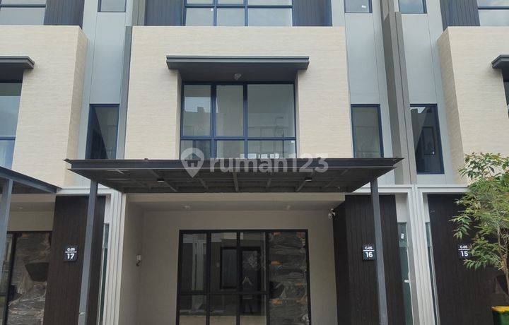 Dijual Cepat Rumah Bagus 3 lantai di Citra 8, Jakarta Barat