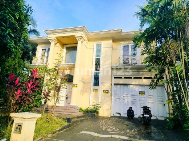 Serpong House in an Elite Area for Sale at Fountain Bleau Golf Residence Housing, South Tangerang