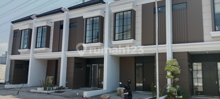 Rumah Regency One (east Poin ) 2 Lanti Surabaya Timur .selangkah Pakuwon City.ciamik Pool