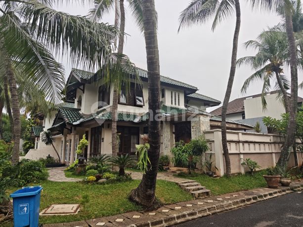 Rumah Hook Luas Dengan Kolam Renang Di Graha Taman Bintaro
