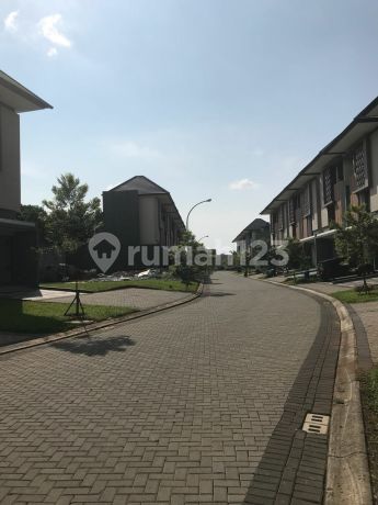 Ready-to-occupy 3-story house in Regentown Homes.
