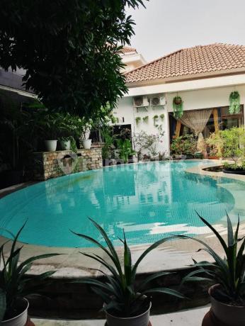 Rumah Dengan Kolam Renang Di Komp Ikip, Duren Sawit Jakarta Timur