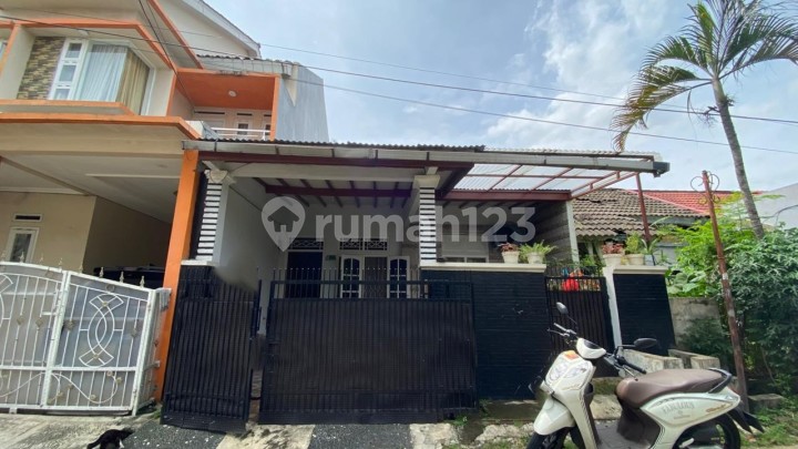 Dijual Rumah Komplek Bumi Rinjani 2 Lantai, Luas Bangunan 100M2, Kamar Tidur 3, SHM, bisa KPR, Taman Bumyagara Mustikajaya