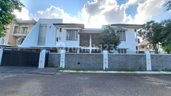 Rumah Hoek Villa Gading Indah Kolam Renang Hadap Utara Timur