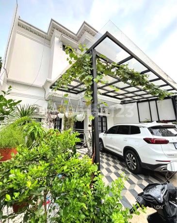 Rumah Baru Desain Modern Classic Kawasan Jakarta Selatan