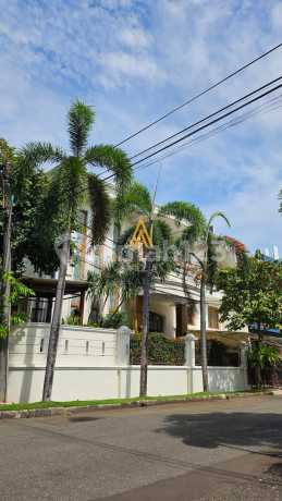 Rare Huk Gading Kirana House in Kelapa Gading, 329 m²