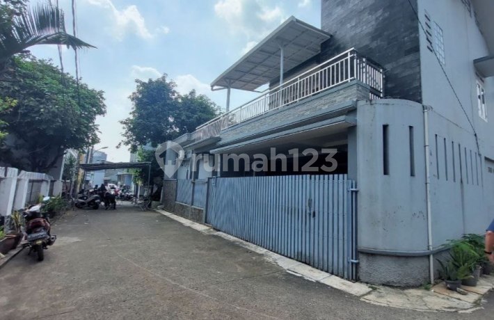 Rumah Hook 2 Lantai Kokoh Dalam Komplek Jati Makmur Bekasi