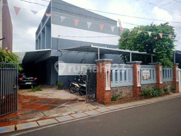 Rumah 2 Unit Plus Kolam Renang Dalam Town House Duren Sawit Jakarta Timur