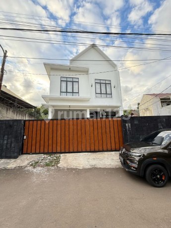 Rumah Hook 2 Lantai Semi Furnished Strategis Dekat Tol Jagorawi Depok