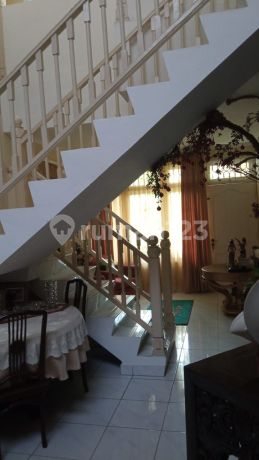 Well-maintained 2-story house in a serene setting in Sector 9, Bintaro Jaya.