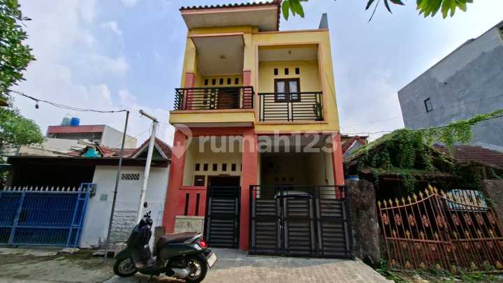 Jual Cepat Rumah 2 Lantai Siap Huni Full Renov