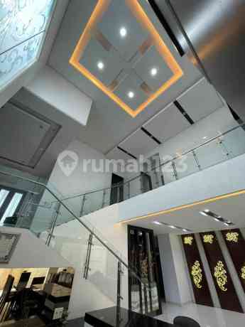  Rumah Modern  Virginia Regency Pakuwon City 