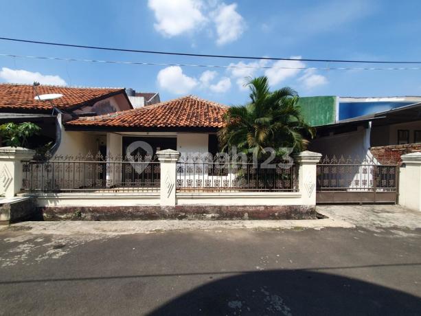 Rumah Clasik Hitung Tanah Luas Murah di Housing Jati Makmur Pondokgede