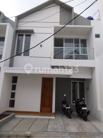 Dijual Rumah 2lantai Nyaman Dan Asri Di Kalisari Pekayon Jakarta.timur