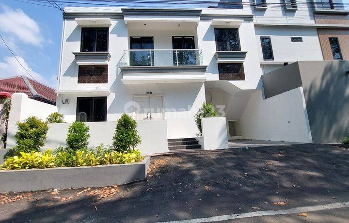 Rumah 2 Lantai Dalam Kompleks Elit Cempaka Putih