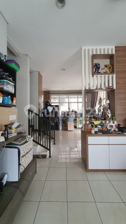 Rumah Hook 2 Lantai Di Kota Baru Parahyangan 