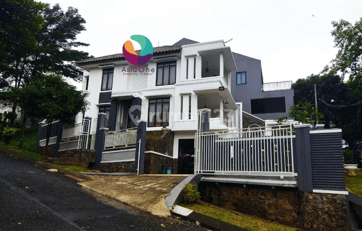 Rumah 3 Lantai Bagus Hook SHM di Bukit Golf Cibubur, Bogor