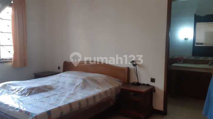 Rumah 2 Lantai Semi Furnished di Perumahan Istana Regency 2