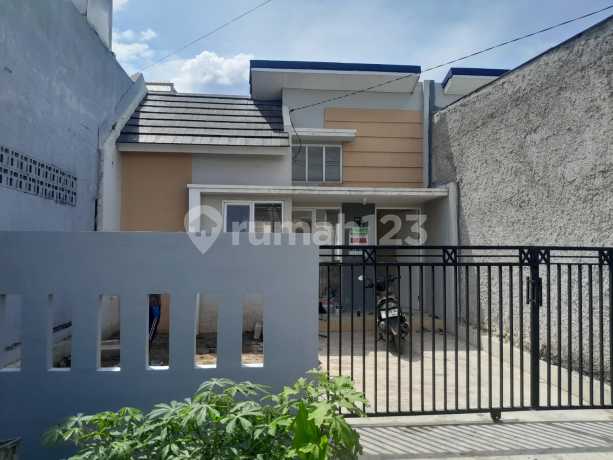 House Suitable for Living and Business Below Market Price, Sentraland Boulevard Parung Panjang Bogor in Parung Panjang