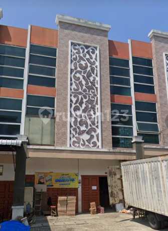 For Sale: Attached Shophouse in Green Park Residential Complex with a Spacious Row, Ideal for Business Use.