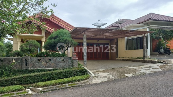 Nice House Furnished Ready to Live In View Bandung at Dago Pakar Resort. Nice House Furnished Ready to Live In View Bandung at Dago Pakar Resort.