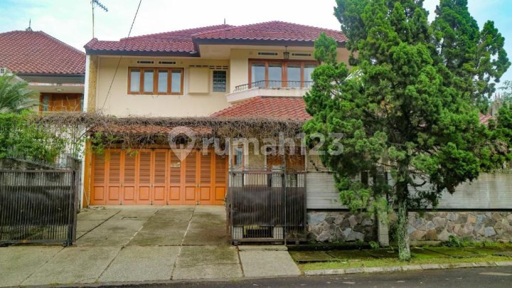Rumah Villa Mewah di Dago Asri Bandung - Asri, Tenang & Privat