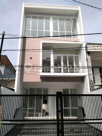 For Sale New 3-Story House And Ready to Occupied in Janur Kuning