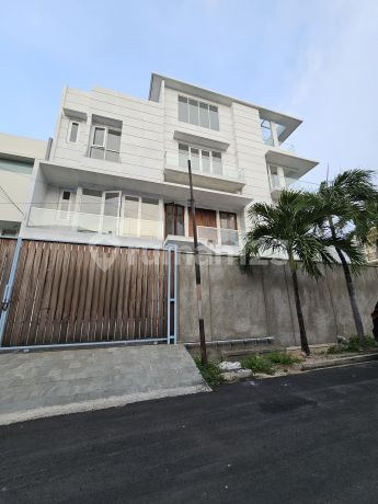 Brand New Semi Basement With Swimming Pool